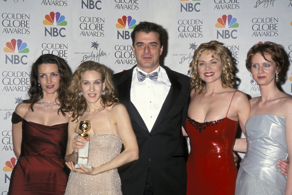 Kristin Davis, Sarah Jessica Parker, Chris Noth, Kim Cattrall, and Cynthia Nixon pose together at an event.