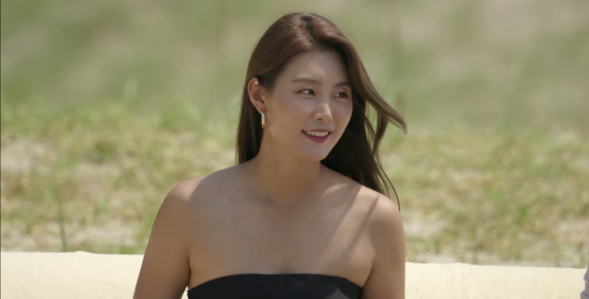 So-yeon from 'Single's Inferno' Korean dating show wearing off-shoulder dress.