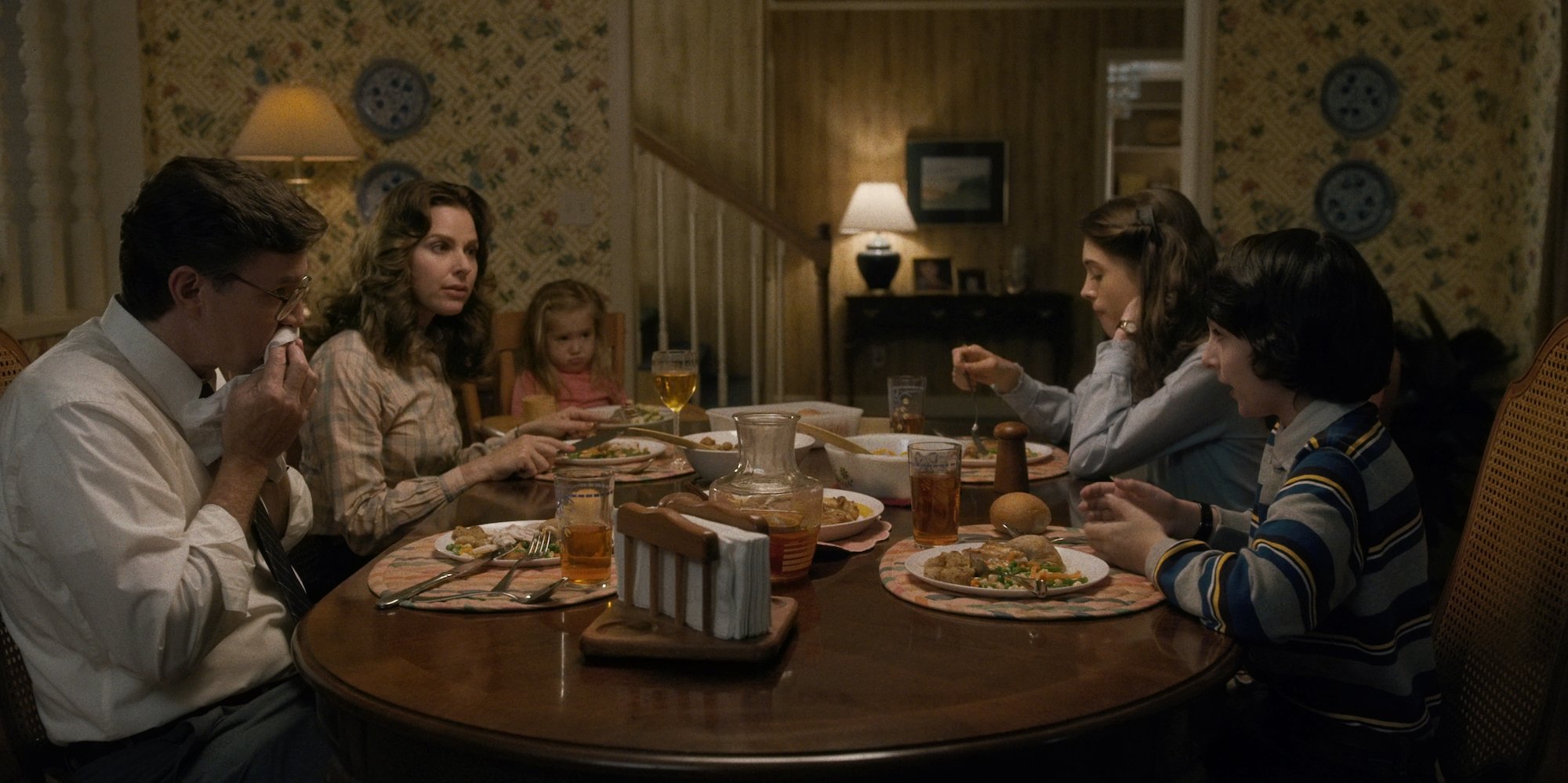 'Stranger Things' Season 1 production still of the Wheeler family eating dinner.