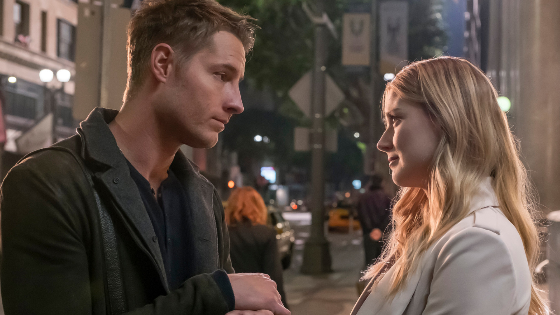 Justin Hartley as Kevin and Alexandra Breckenridge as Sophie look at each other in ‘This Is Us’ Season 1 Episode 17
