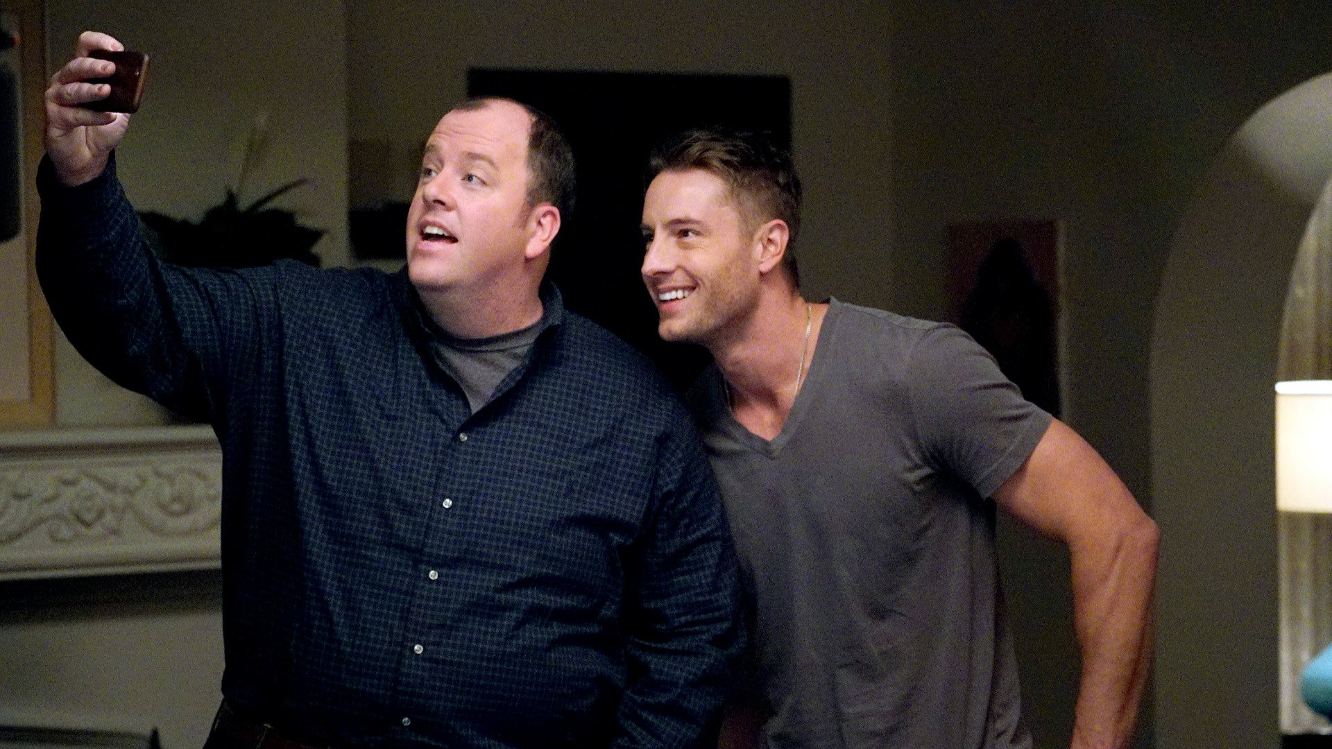 Chris Sullivan as Toby and Justin Hartley as Kevin take a selfie together in the pilot episode of ‘This Is Us’