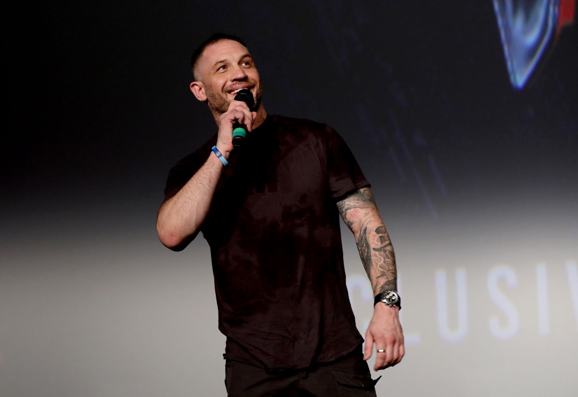 'Venom: Let There Be Carnage' star Tom Hardy, who also appeared in a post-credits scene in 'Spider-Man: No Way Home,' wears a black shirt and black pants.