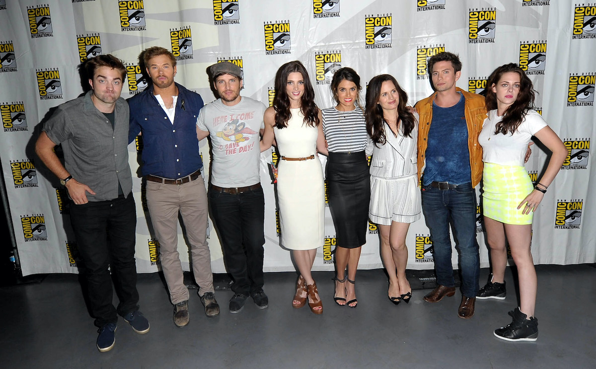Twilight cast of the Cullen Family pose for a photo at Comic-Con