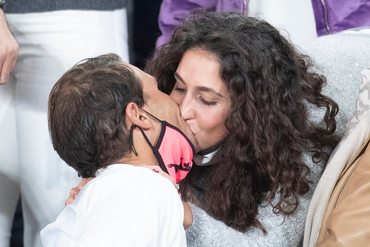 Xisca Perelló le da un beso de felicitación a su esposo Rafael Nadal