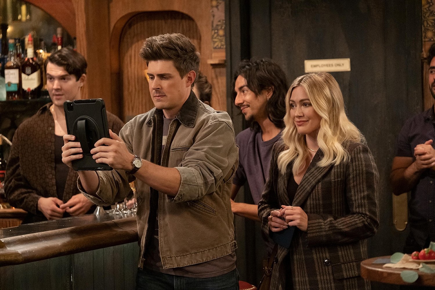 Chris Lowell as Jesse and Hilary Duff as Sophie in How I Met Your Father Episode 1