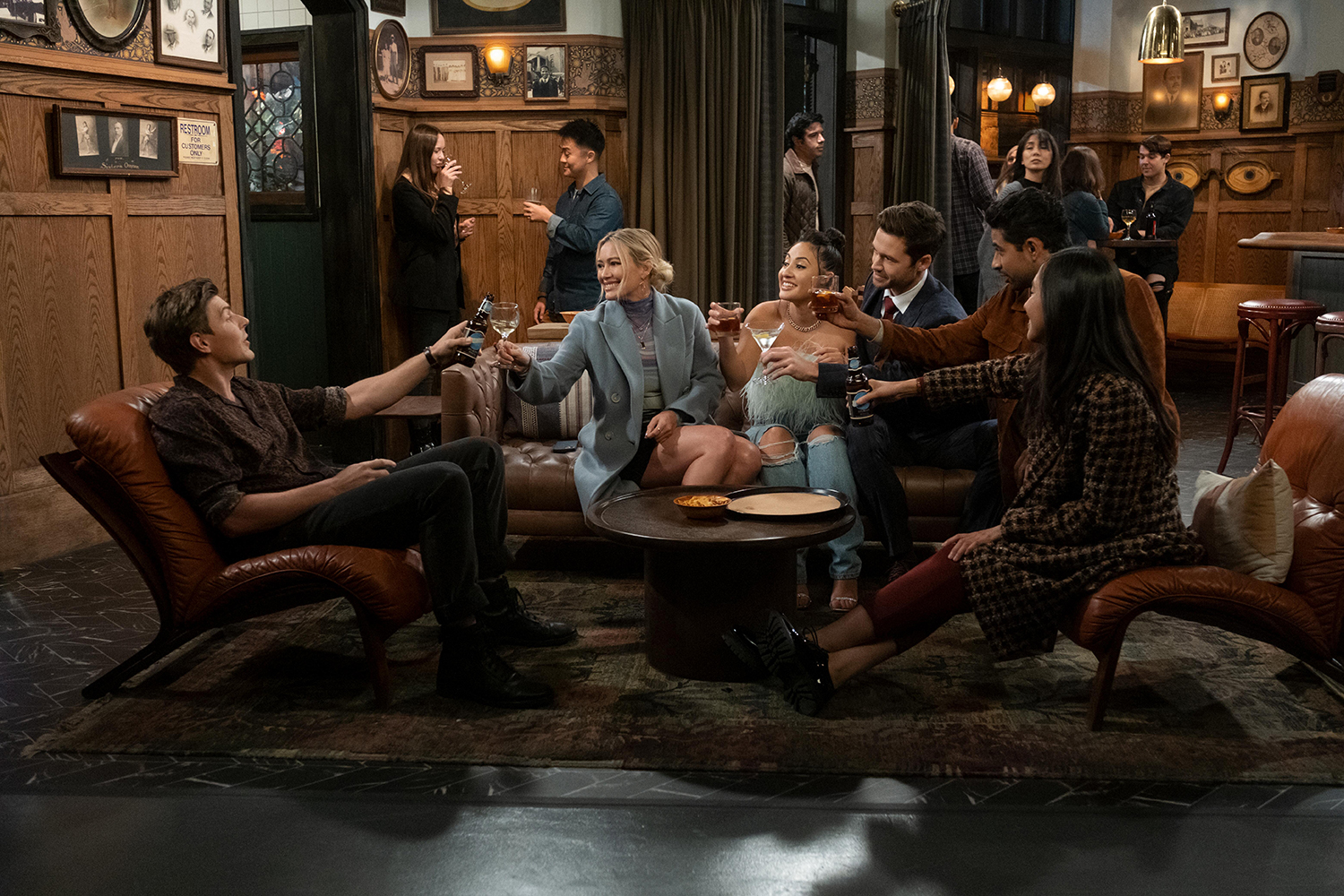 Chris Lowell as Jesse, Hilary Duff as Sophie, Francia Raisa as Valentina, Tom Ainsley as Charlie, Suraj Sharma as Sid, and Tien Tran as Ellen in How I Met Your Father