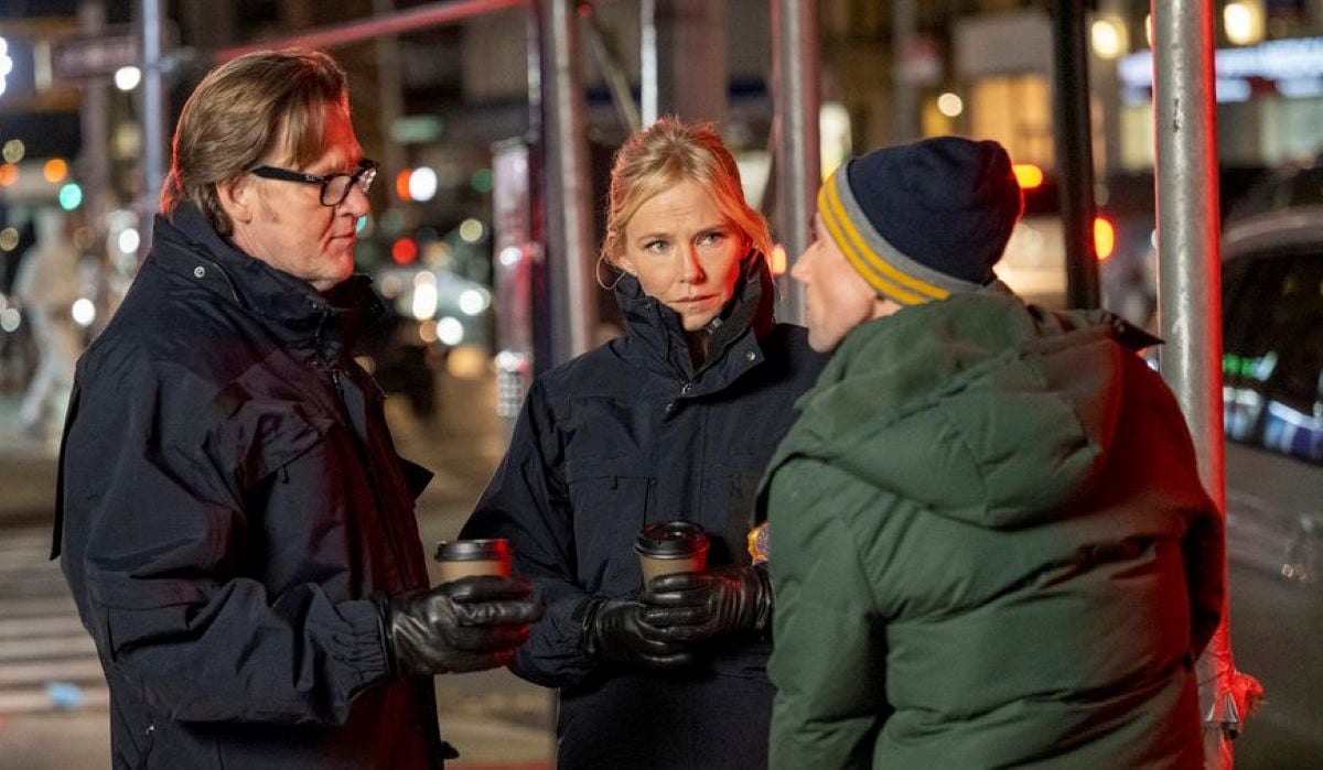 (l-r) Donal Logue as Captain Declan Murphy, Kelli Giddish as Detective Amanda Rollins, Keith Nobbs as Don in 'Law & Order SVU'