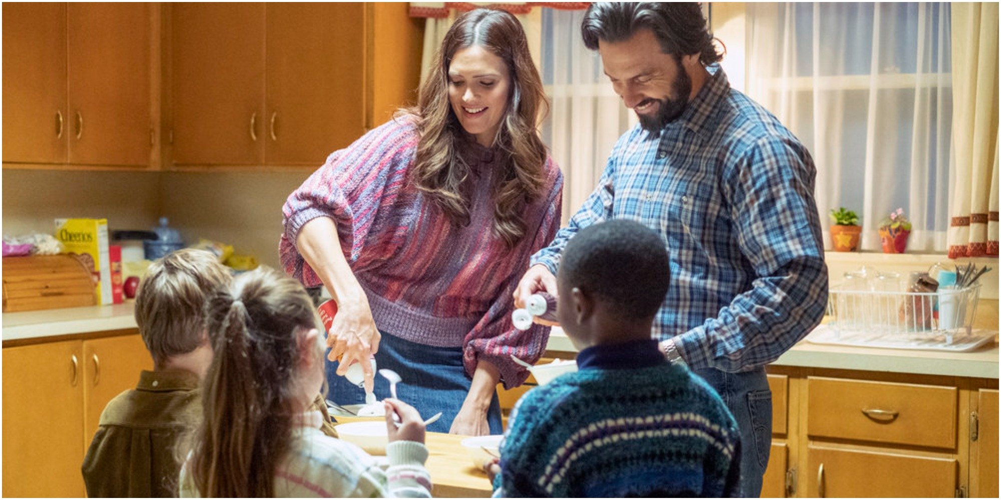 Mandy Moore and Milo Ventimiglia on the set of "This Is Us."