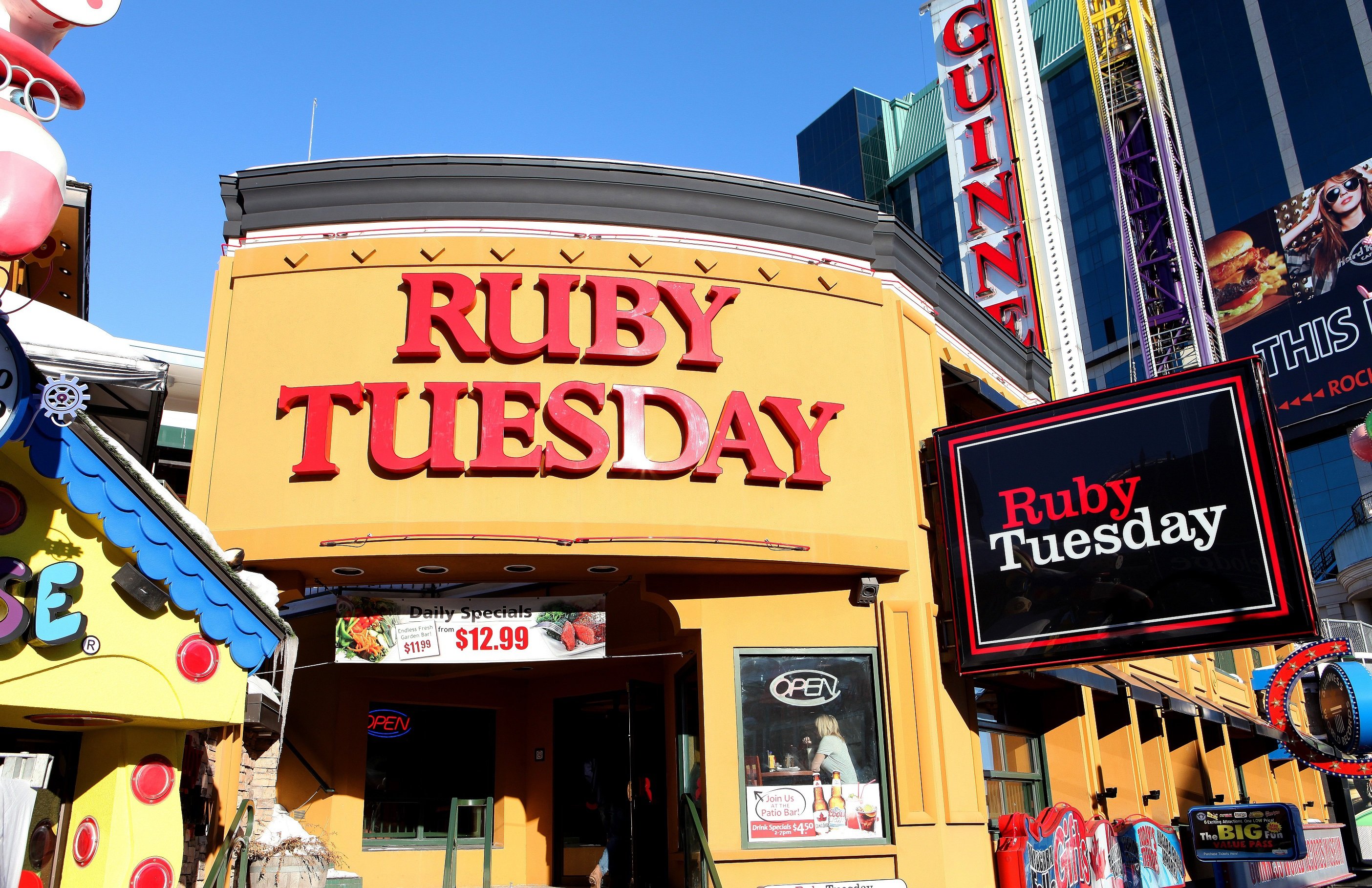A Ruby Tuesday restaurant with a red sign