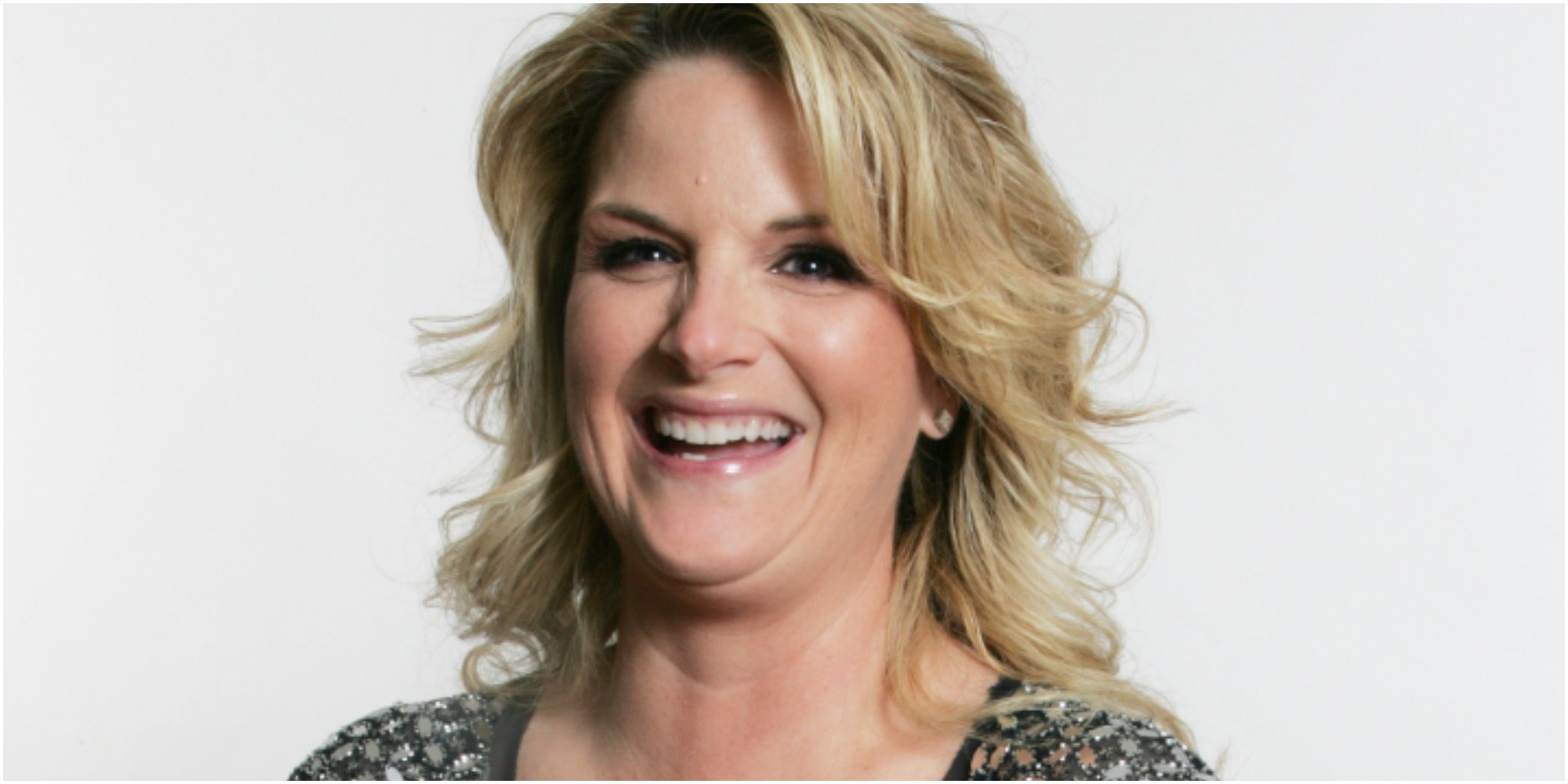 Trisha Yearwood poses for a paparazzi photo.