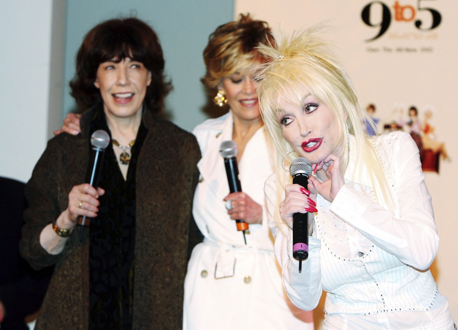 Lily Tomlin, Jane Fonda, and Dolly Parton sing 9 to 5 at an event. 