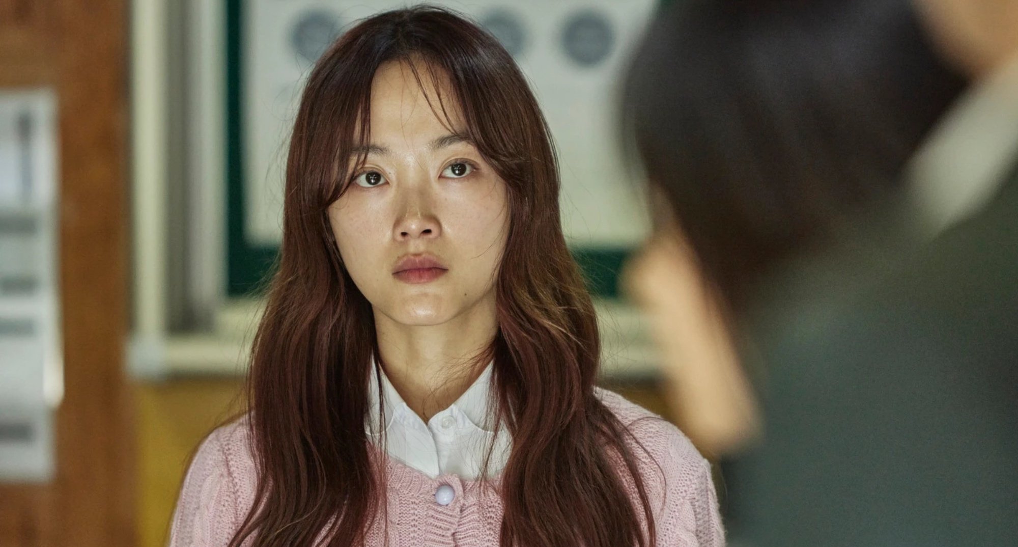 Actor Lee Yoo-mi as Na-yeon in 'All of Us Are Dead' wearing pink sweater.