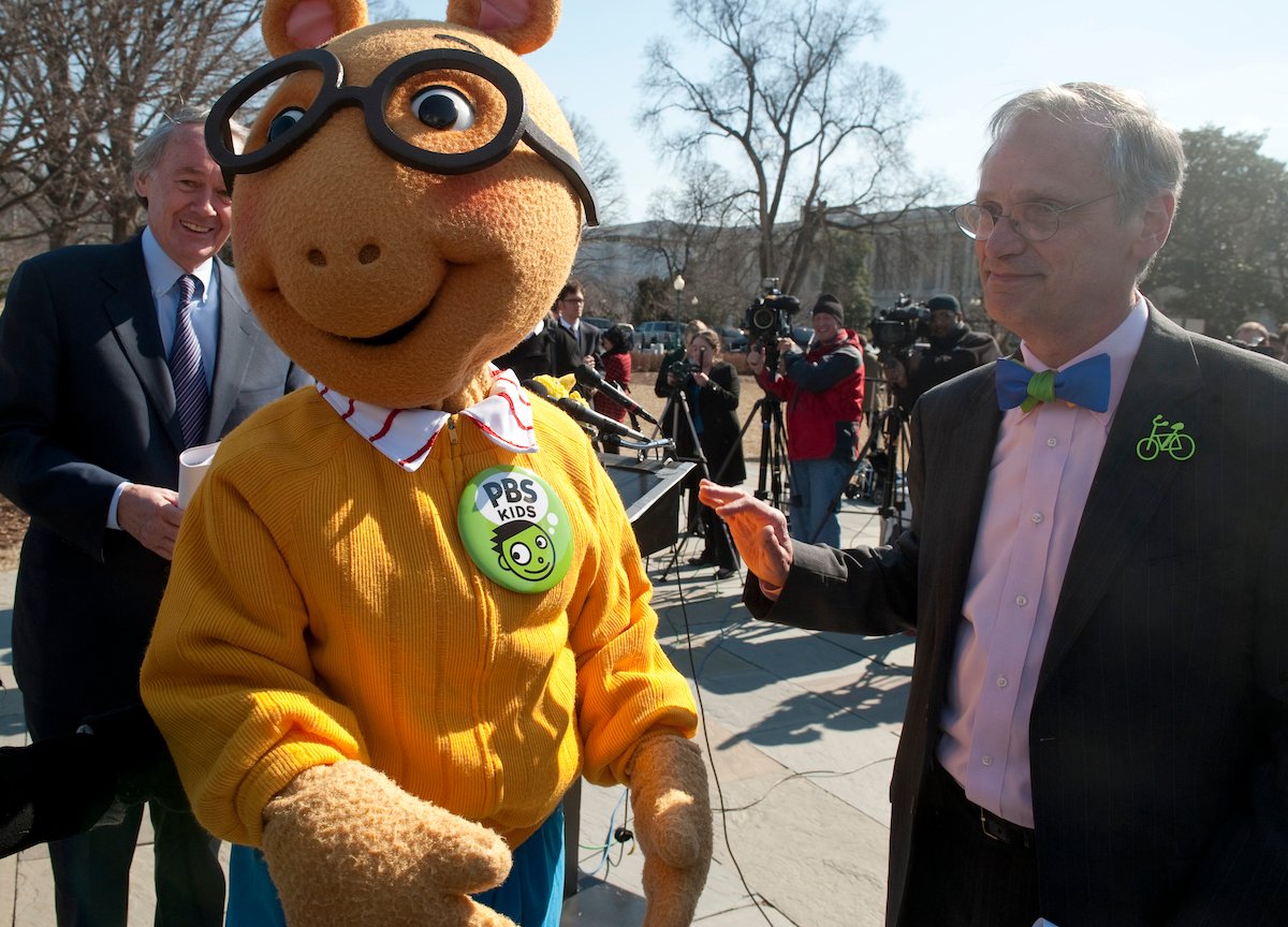 Arthur from PBS stands with Rep. Edward Markey, D-Mass., and Rep. Earl Blumenauer, D-Ore.