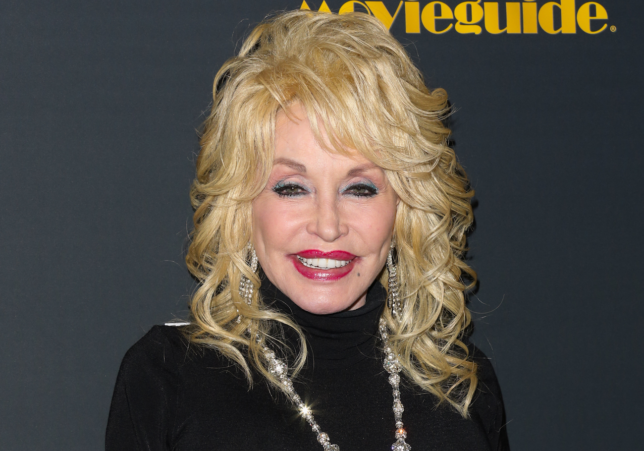 Dolly Parton wearing black at the 2016 Movieguide Awards Gala.