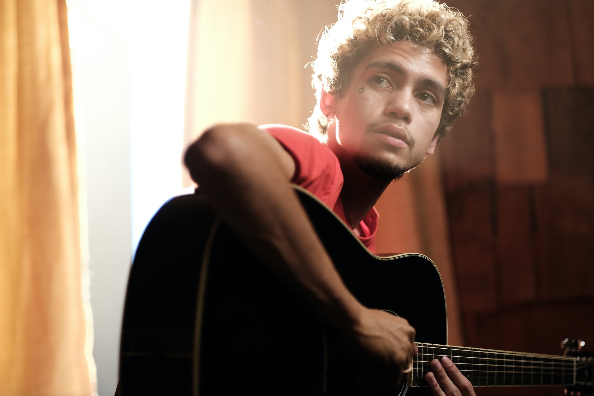 Elliot (Dominic Fike) holds his guitar to perform the song 'Little Star' in the 'Euphoria' Season 2 finale 