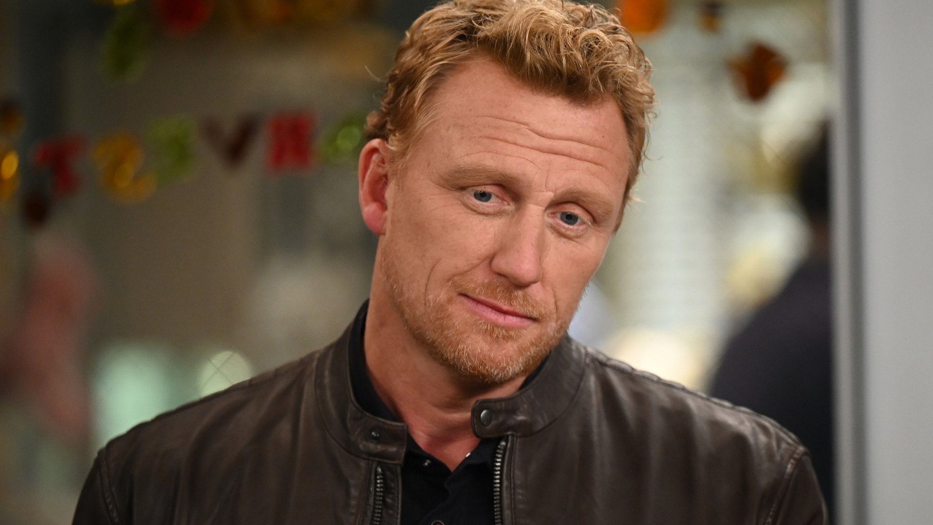 Kevin McKidd as Owen Hunt grinning in ‘Grey’s Anatomy’ Season 18