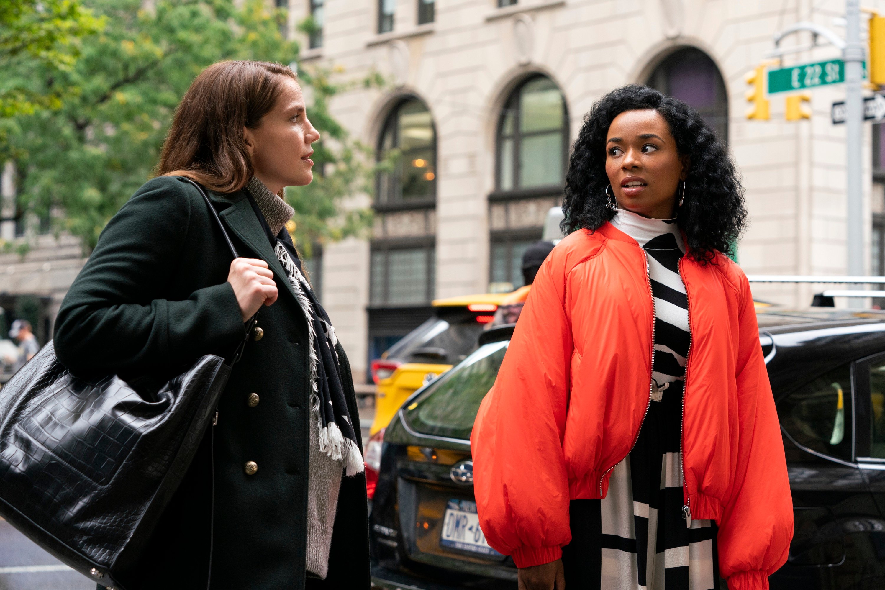 Anna Chlumsky as Vivian Kent, the fictional version of Jessica Pressler, and Alexis Floyd in 'Inventing Anna'