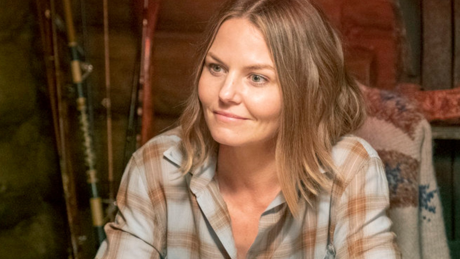 Jennifer Morrison as Cassidy smiling at dinner with Kevin, Edie, and Nicky in ‘This Is Us’ Season 6 Episode 5