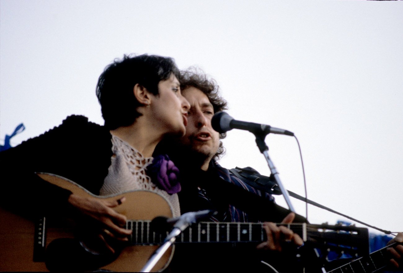 Joan Baez and Bob Dylan performing together in 1982.