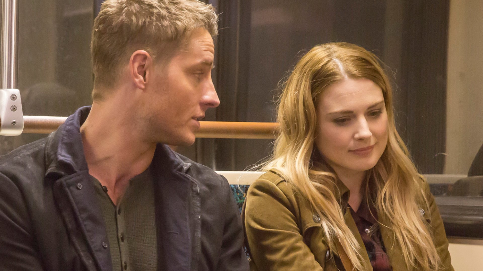 Justin Hartley as Kevin and Alexandra Breckenridge as Sophie talking on the subway in ‘This Is Us’ Season 1