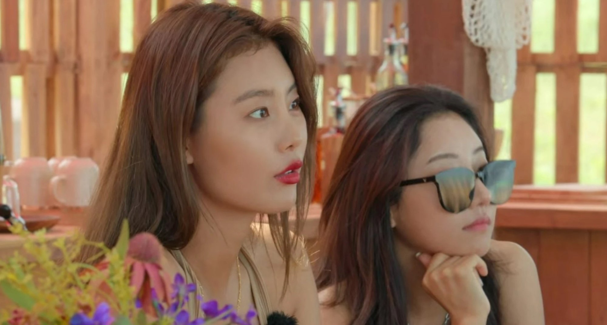 Kang So-yeon and An Yea-won on 'Single's Inferno' sitting at dining table.