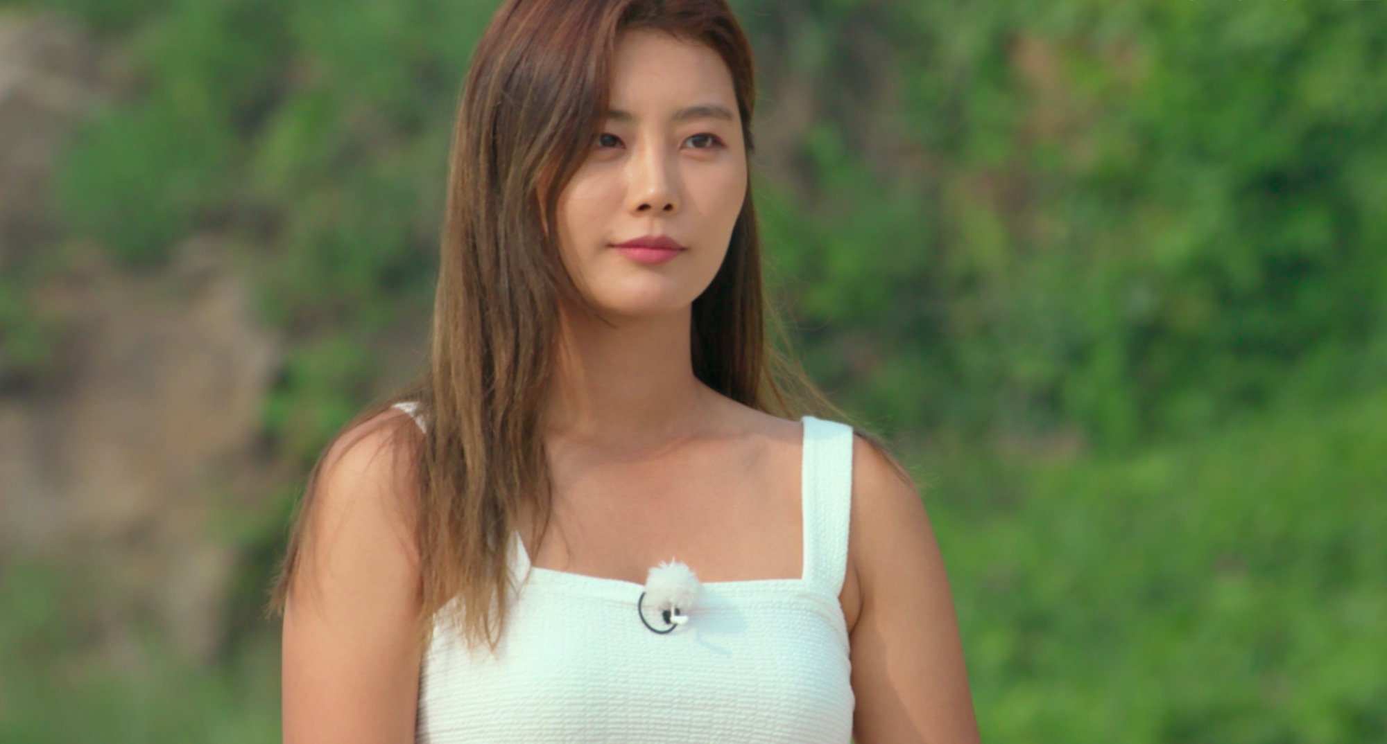 Kang So-yeon for 'Single's Inferno' dating series wearing white dress.