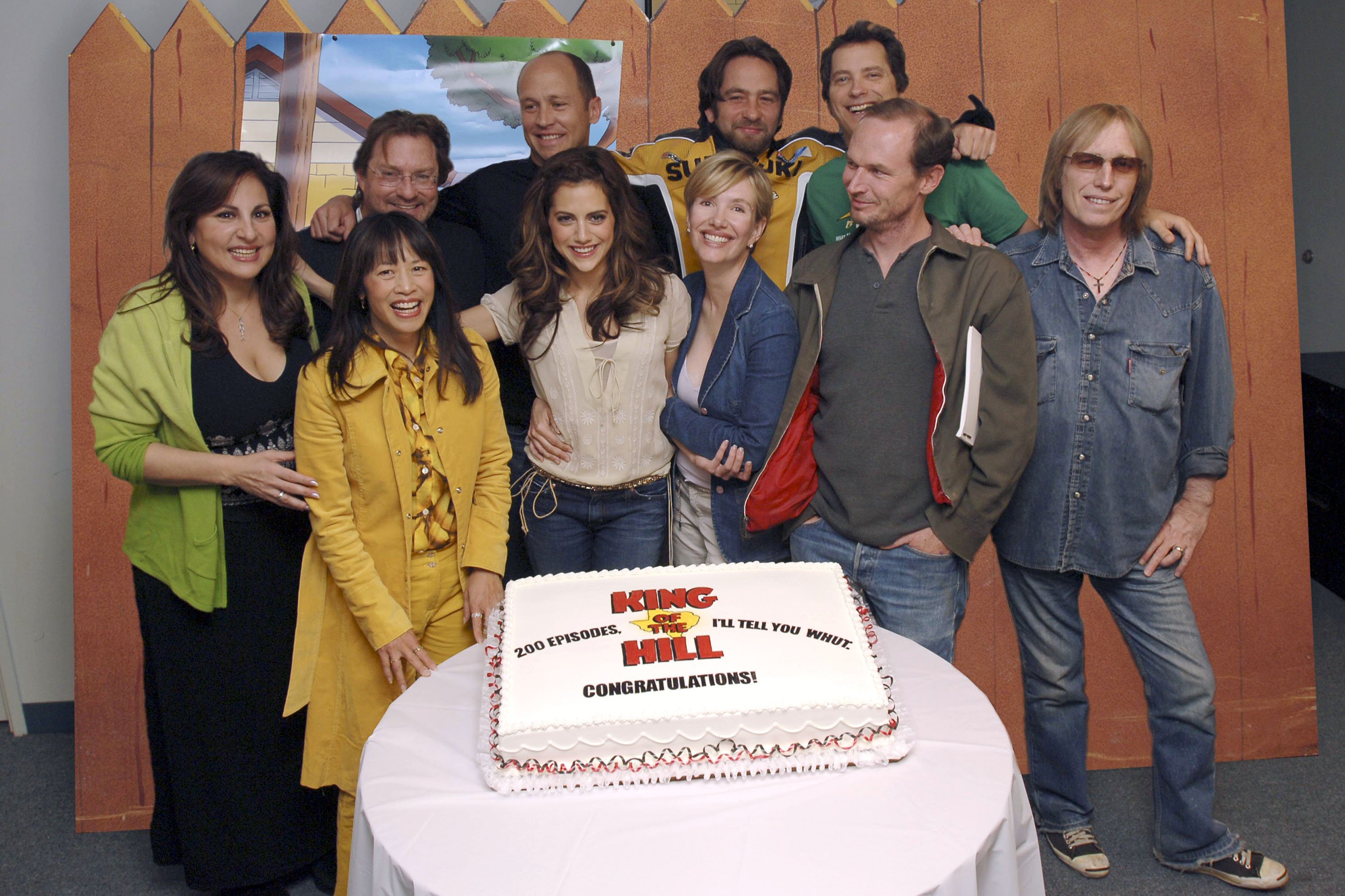 'King of the Hill' cast poses with a cake to celebrate the show's 200th episode.