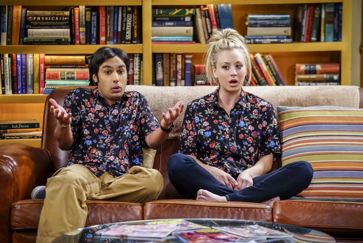 Kunal Nayyar and Kaley Cuoco sitting in matching shirts as Raj and Penny on 'The Big Bang Theory'