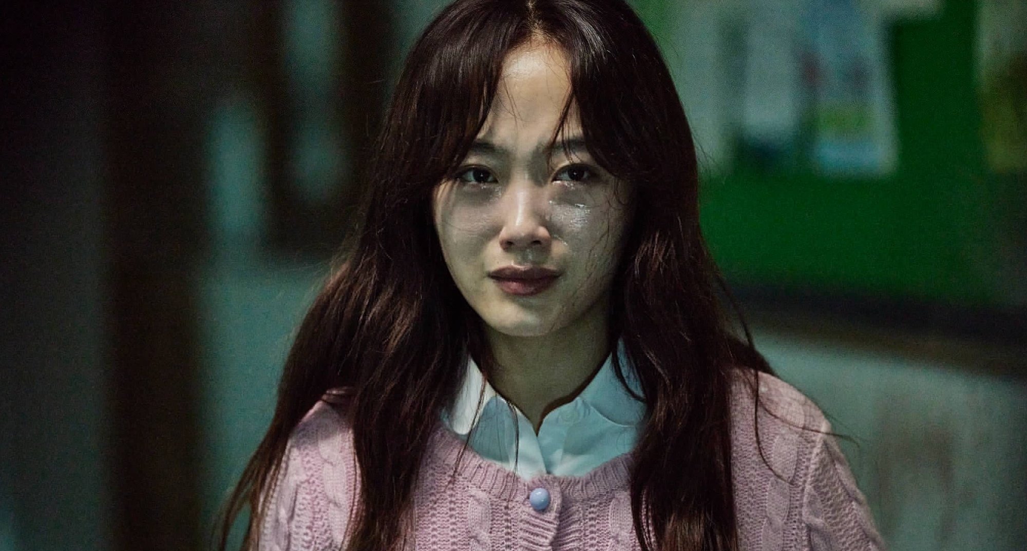 Lee Yoo-mi as Na-yeon in 'All of Us Are Dead' K-drama crying and wearing pink sweater.