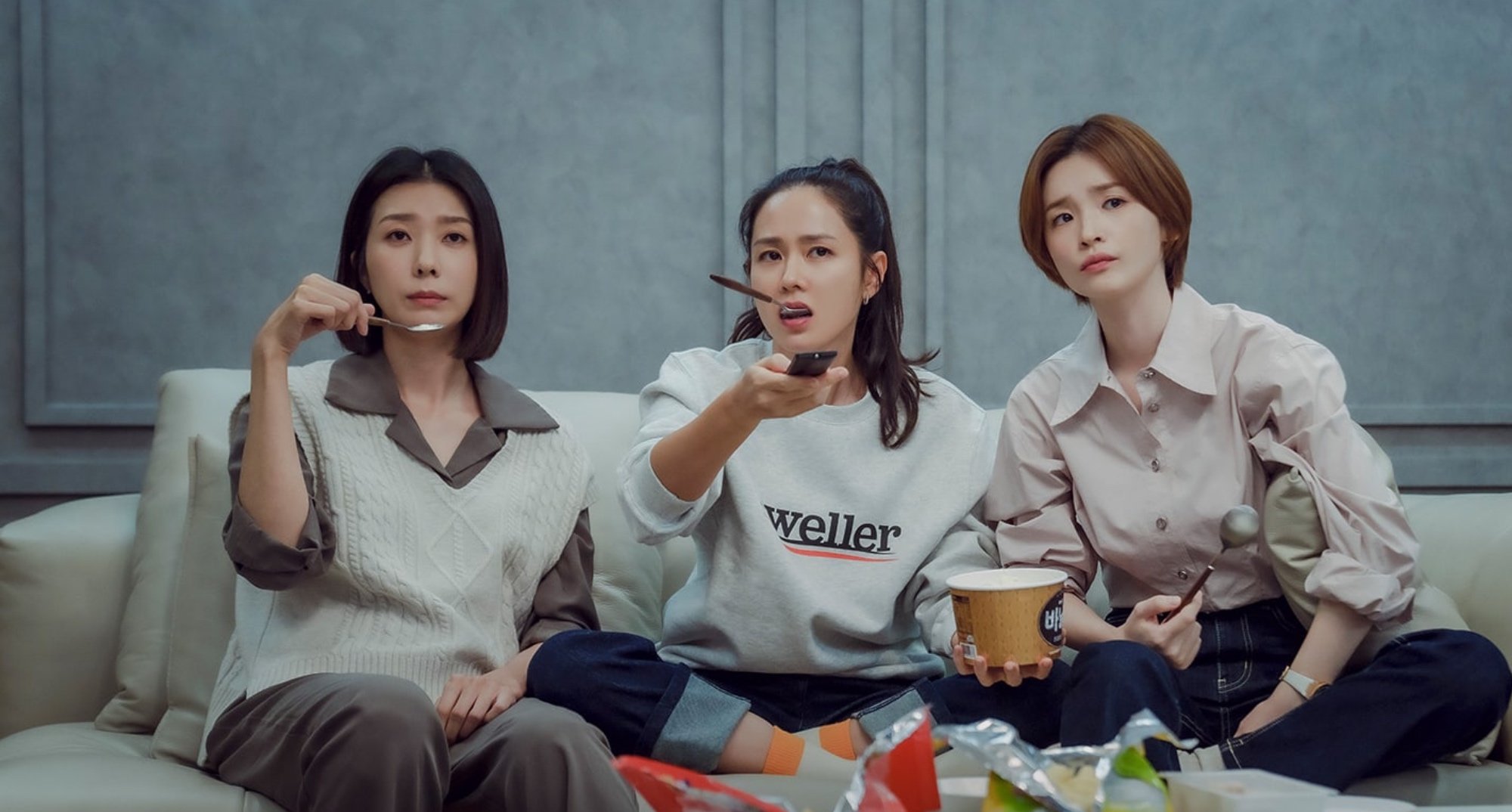 Main cast actors Kim Ji-hyun, Son Ye-jin, and Jeon Mi-do in 'Thirty-Five' eating ice cream on couch.