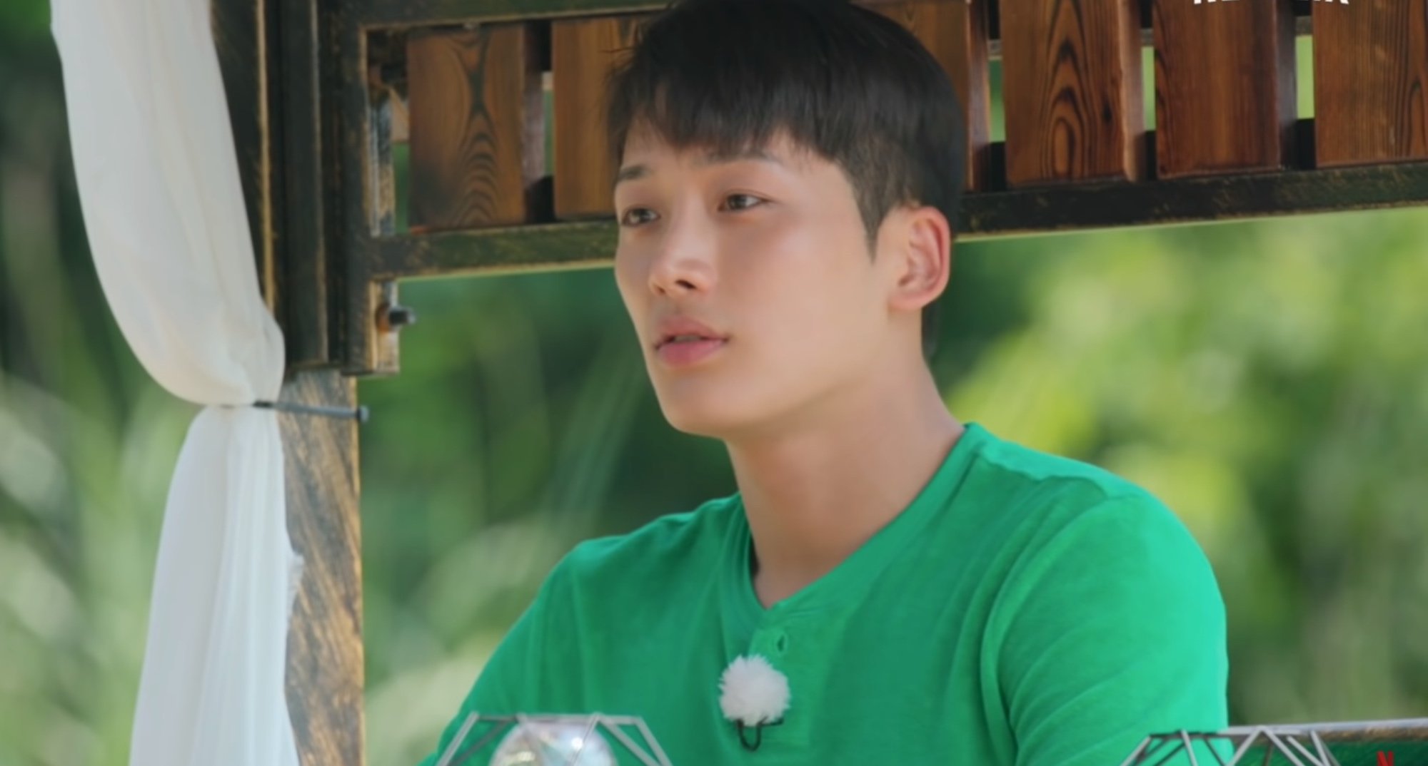 Moon Se-hoon on 'Single's Inferno' dating show wearing green shirt.