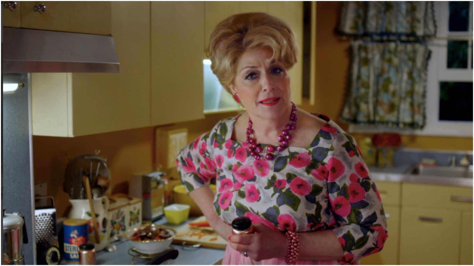 Caroline Aaron as Shirley Maisel makes dinner