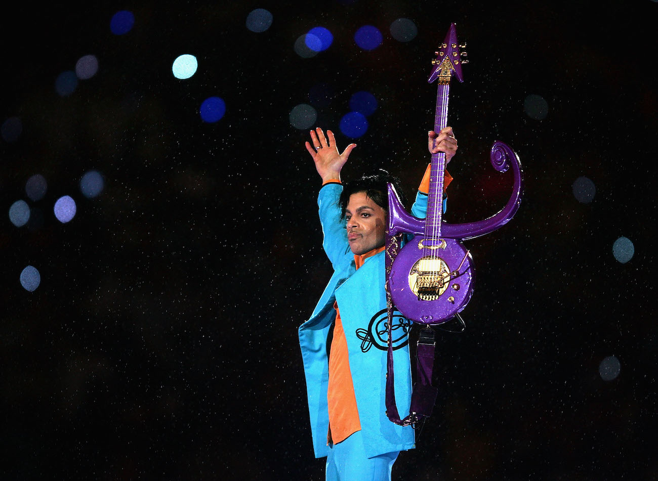 Prince plays guitar at the 2007 Super Bowl wearing a blue outfit