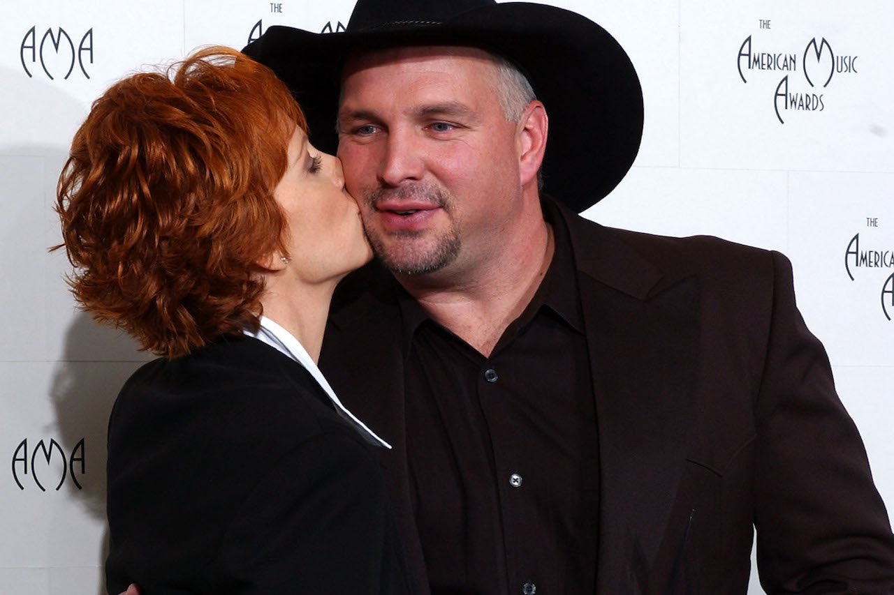 Reba McEntire kisses Garth Brooks on the cheek c. 2002