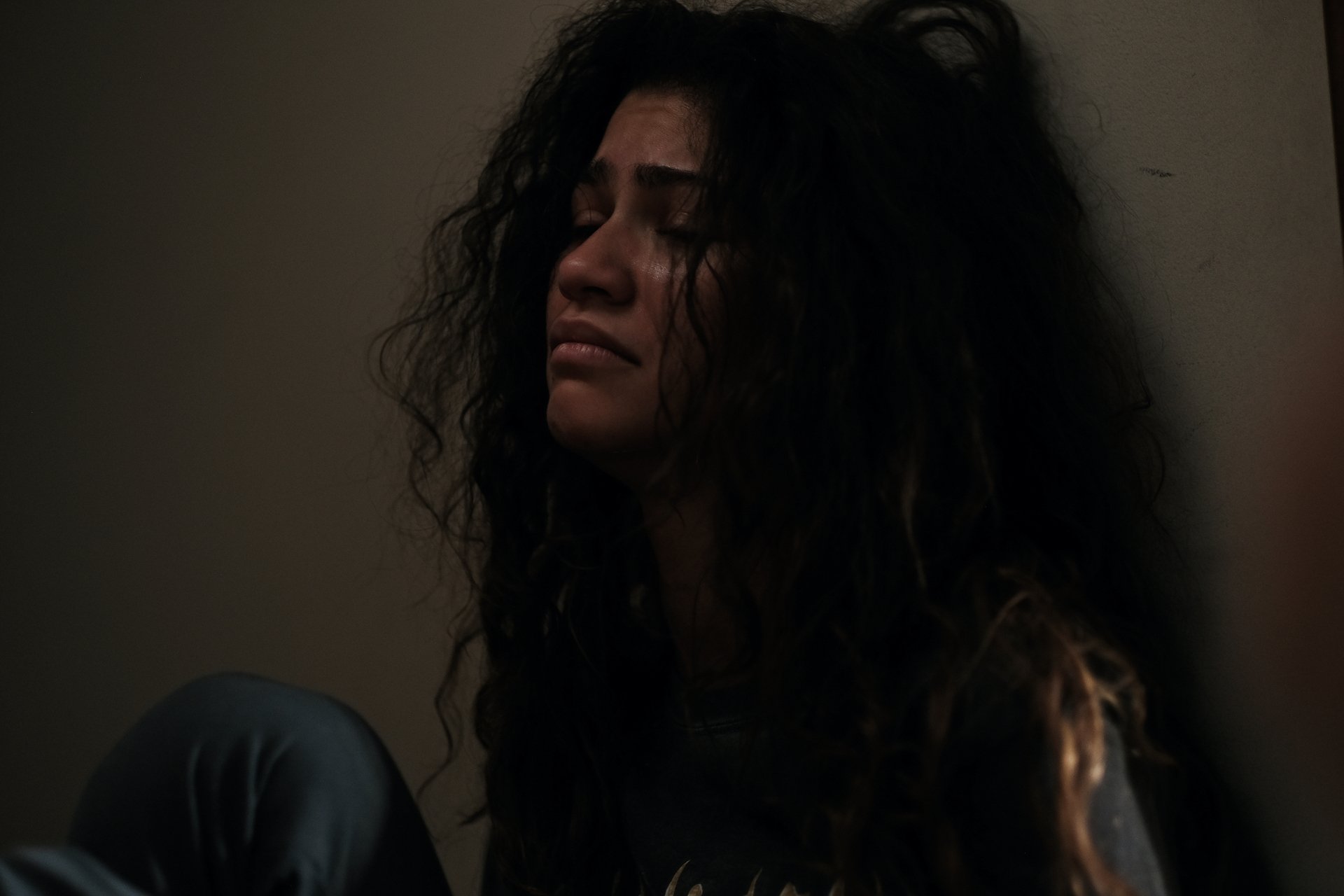 Rue in Euphoria Season 2 Episode 5 leaning against a wall sweating and looking in pain