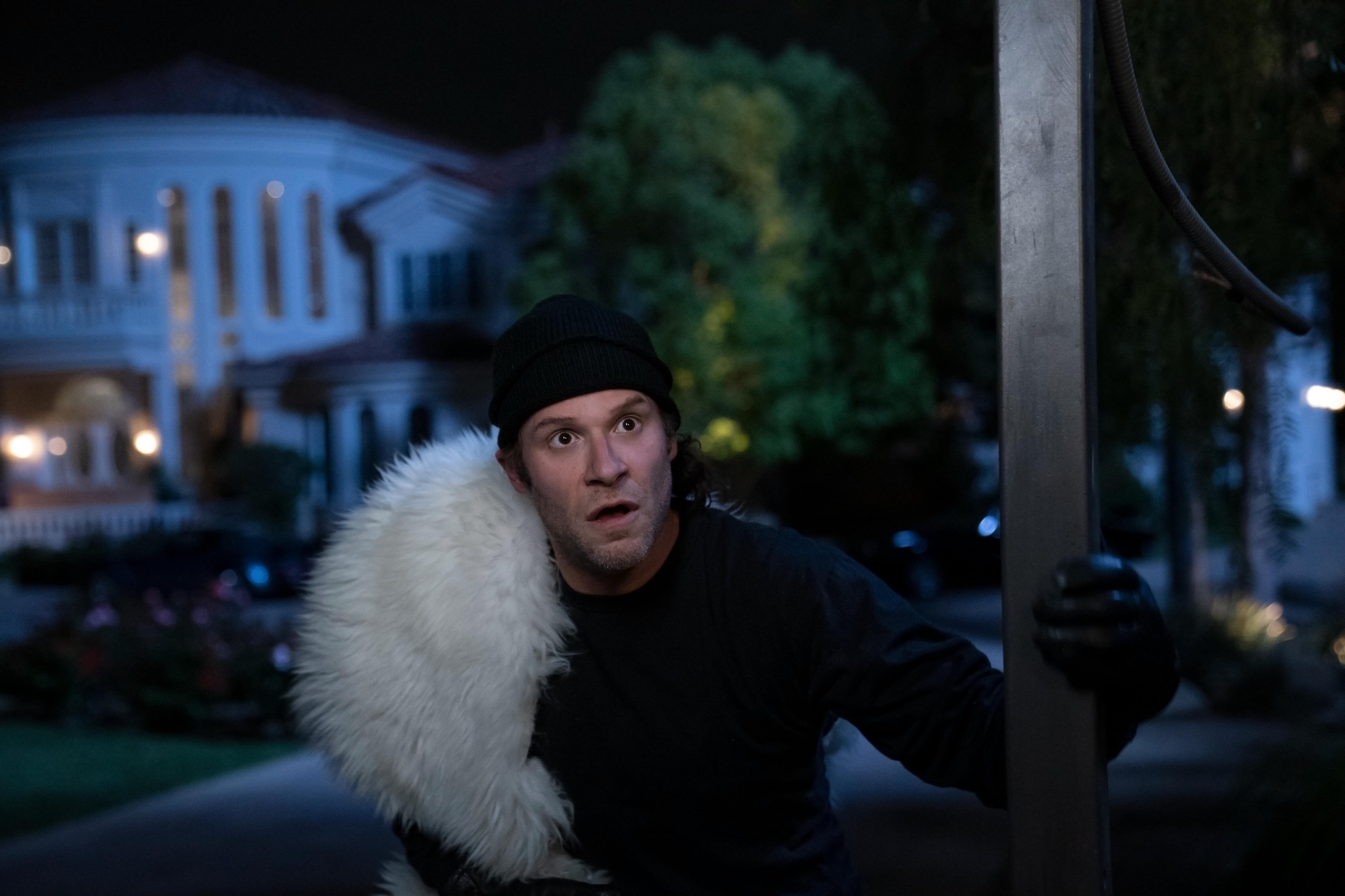 Rand (Seth Roge) preparing to steal the sex tape from Tommy Lee's property in 'Pam and Tommy'