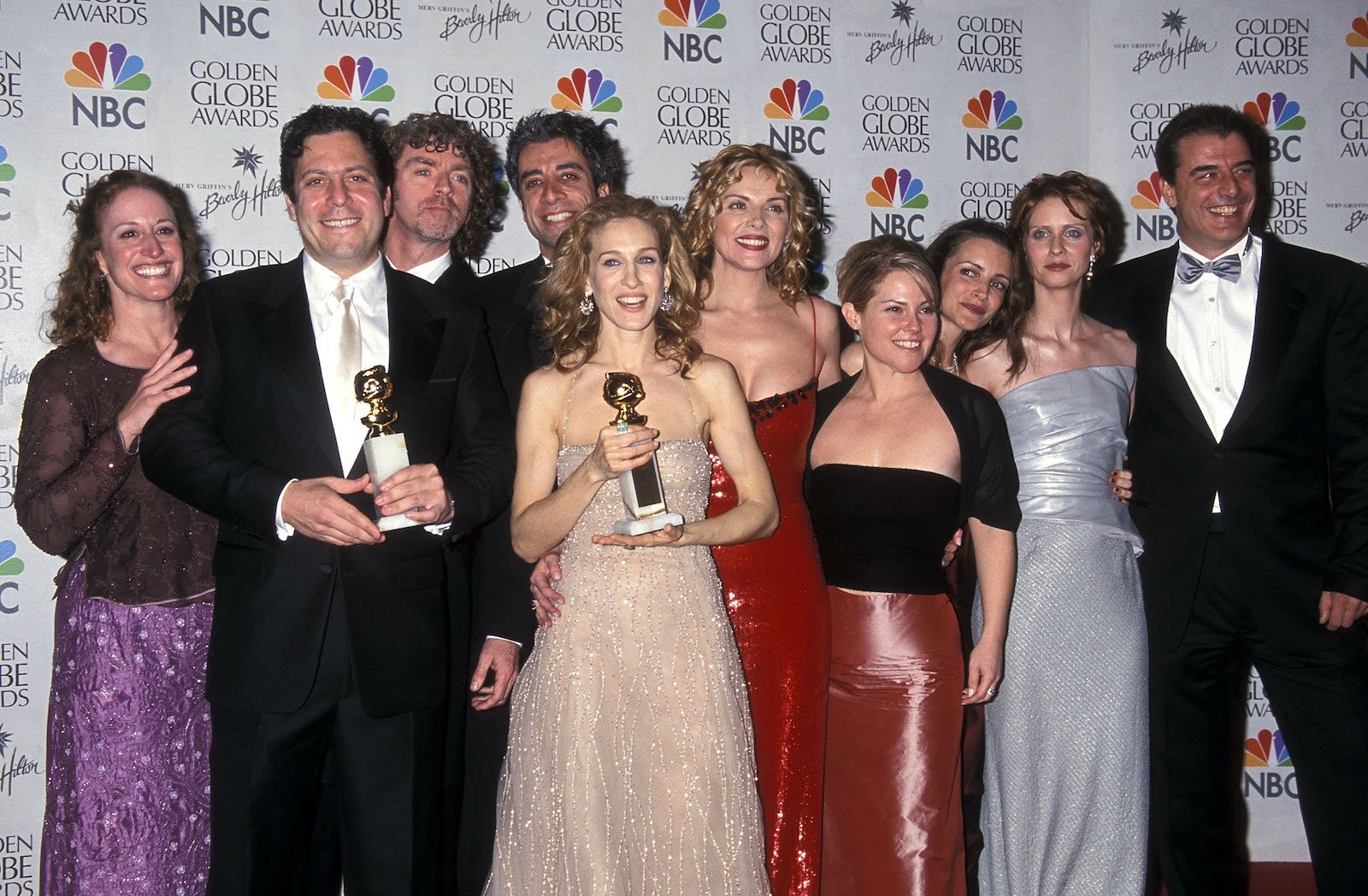 Cast and crew of Sex and the City standing with 2 Golden Globe awards in 2000.  