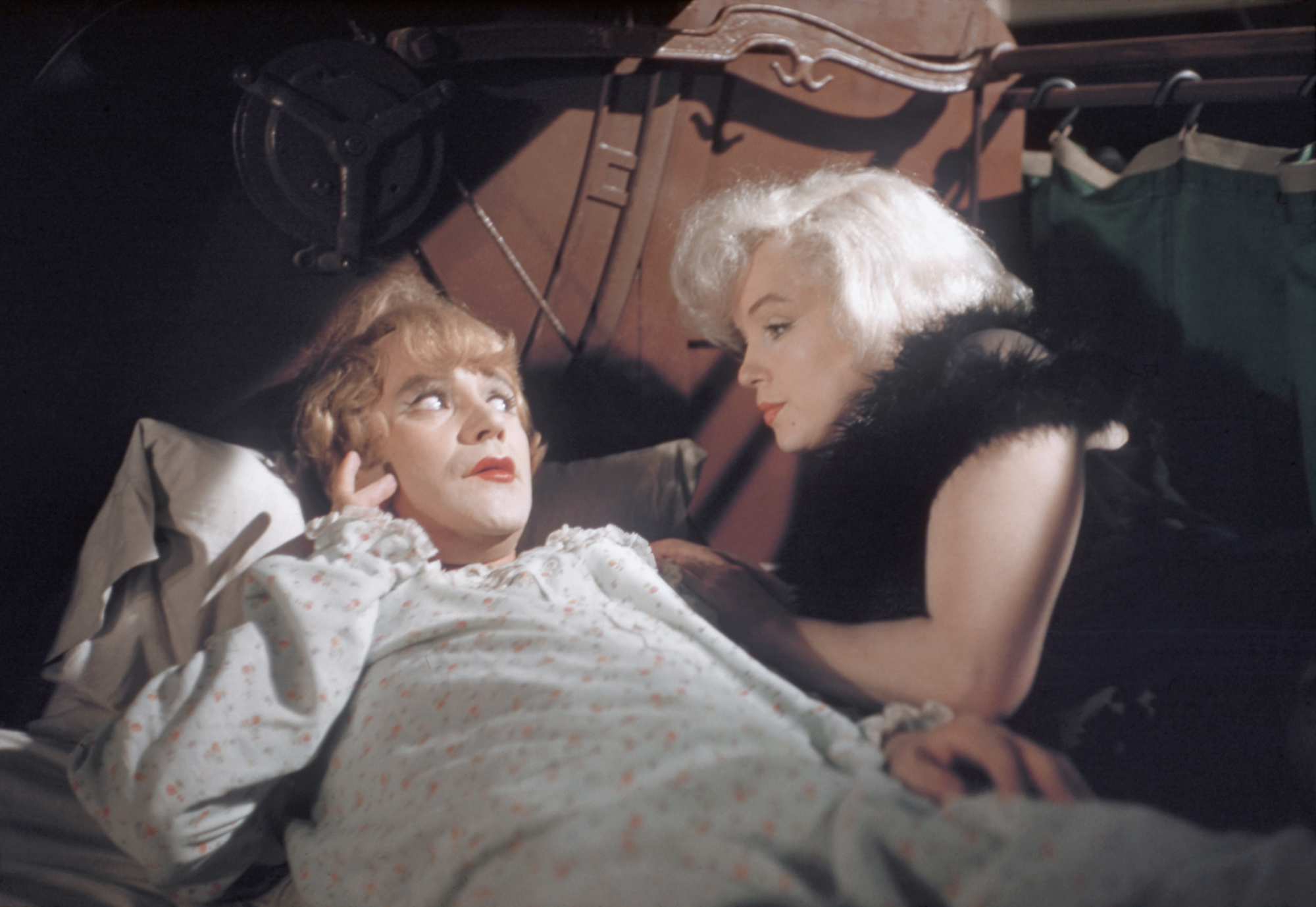 'Some Like It Hot' Jack Lemmon as Jerry_Daphne and Marilyn Monroe as Sugar sitting next to each other in bed