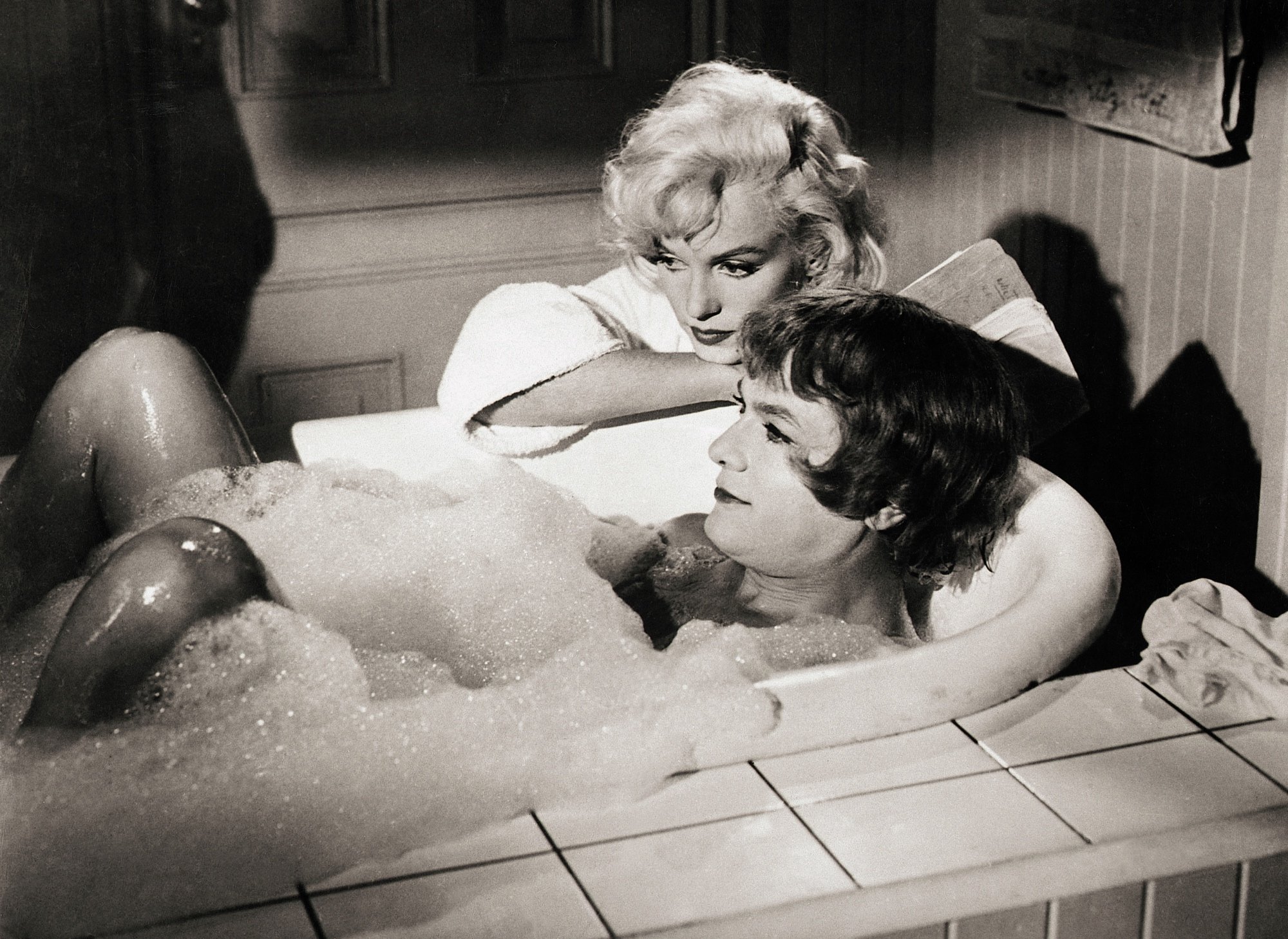 'Some Like It Hot' Marilyn Monroe as Sugar Kane Kowalczyk and Tony Curtis as Joe_Josephine sitting in the bathtub