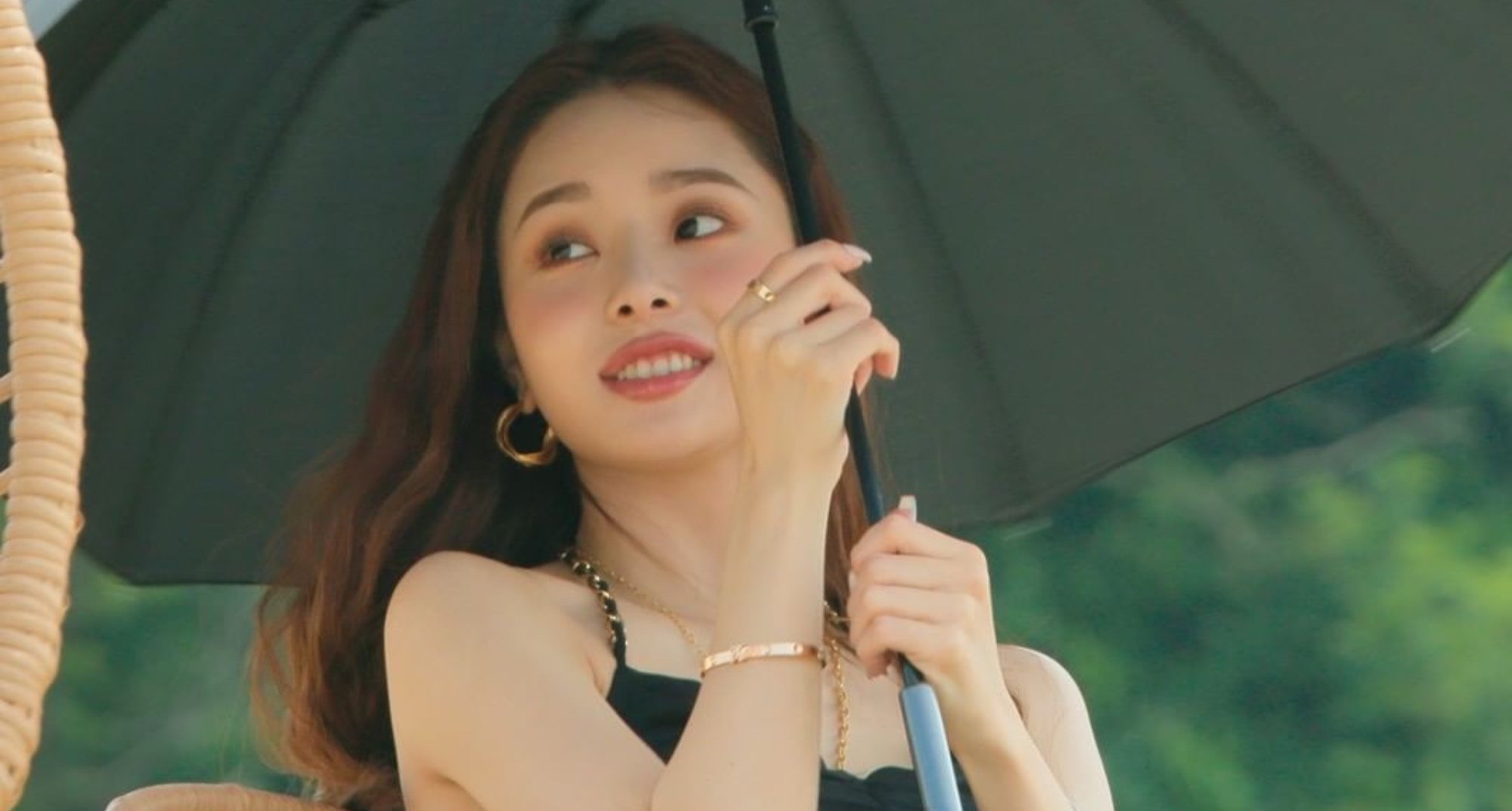 Song Ji-a on 'Single's Inferno' dating show on the beach with umbrella in relation to controversy.