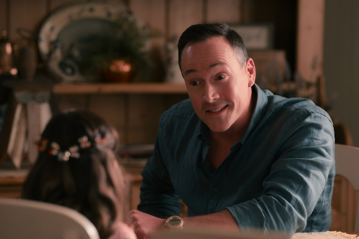 Chris Klein como Bill Townsend frente a su hija Katy en la temporada 2 de 'Sweet Magnolias'