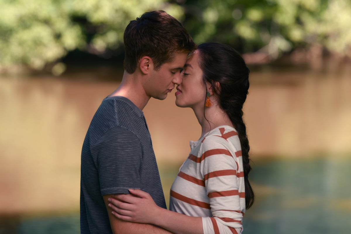Jackson and Annie kissing in Sweet Magnolias' Season 2