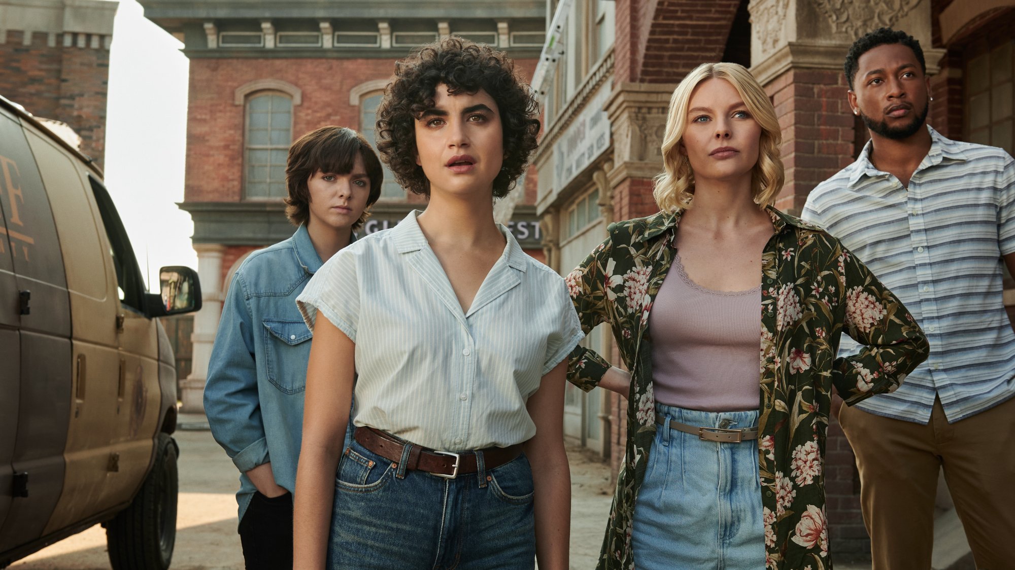 'Texas Chainsaw Massacre' Elsie Fisher as Lila, Sarah Yarkin as Melody, Nell Hudson as Ruth, and Jacob Latimore as Dante looking concerned next to a van