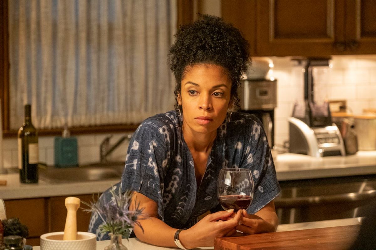 'This Is Us' Season 6 Episode 6 star Susan Kelechi Watson, in character as Beth, wears a blue short-sleeved dress with white markings on it.