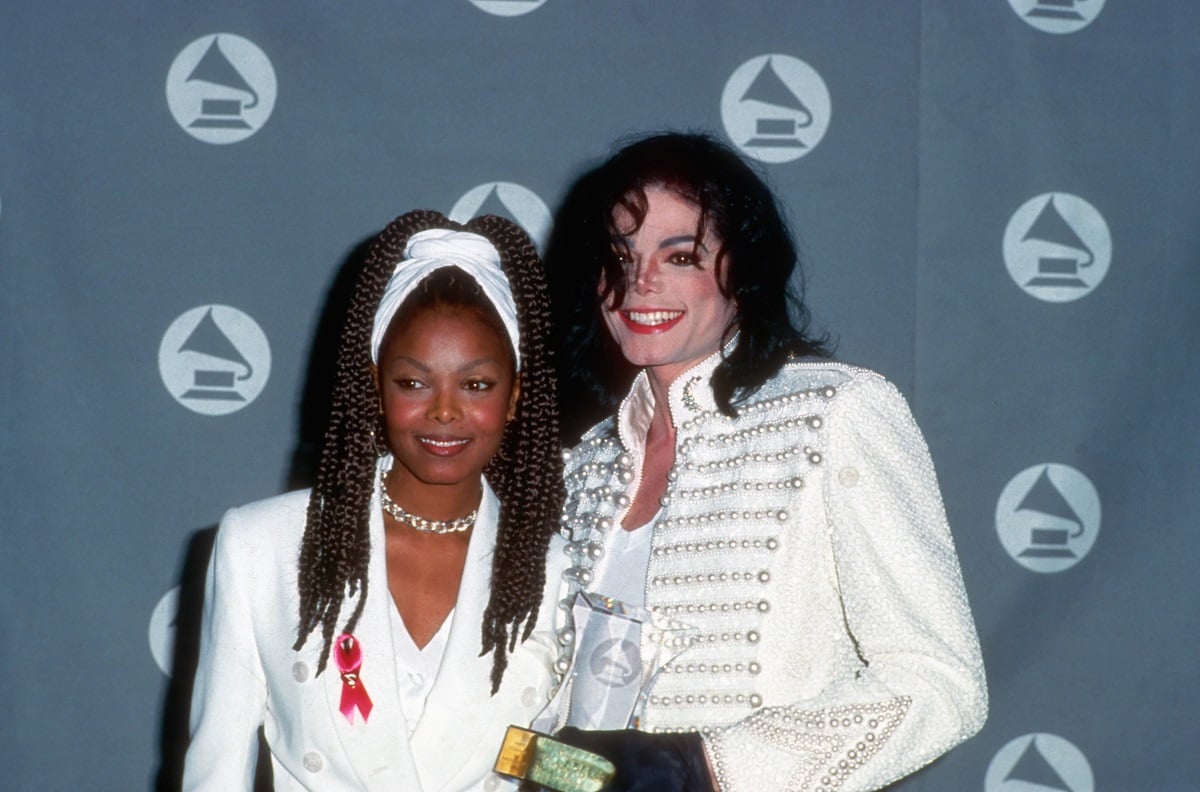 Les chanteurs Janet Jackson et Michael Jackson lors de la 35e cérémonie annuelle des GRAMMY Awards qui s'est tenue au Shrine Auditorium le 24 février 1993 à Los Angeles, en Californie.