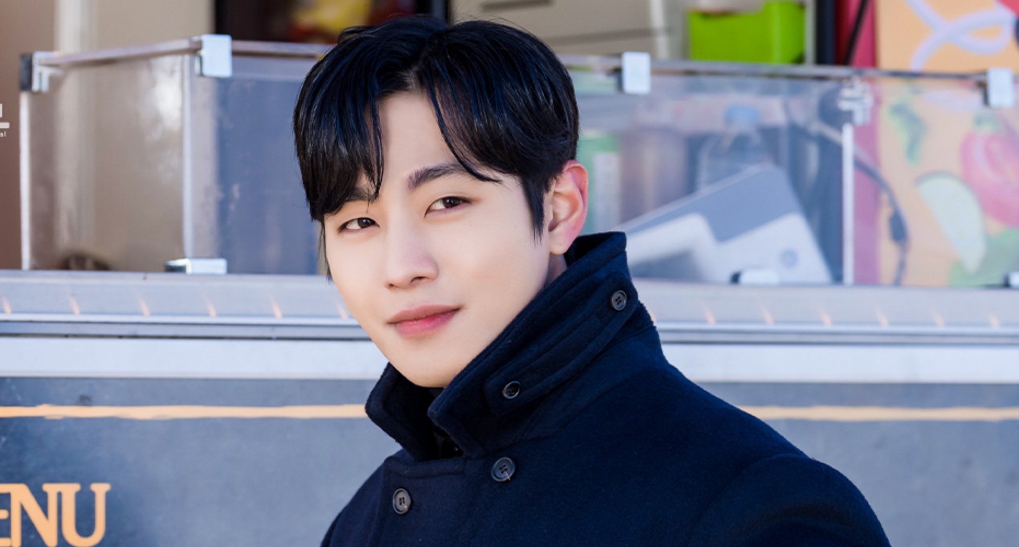 Ahn Hyo-seop as Tae-mu in 'Business Proposal' K-drama wearing collared jacket on beach.