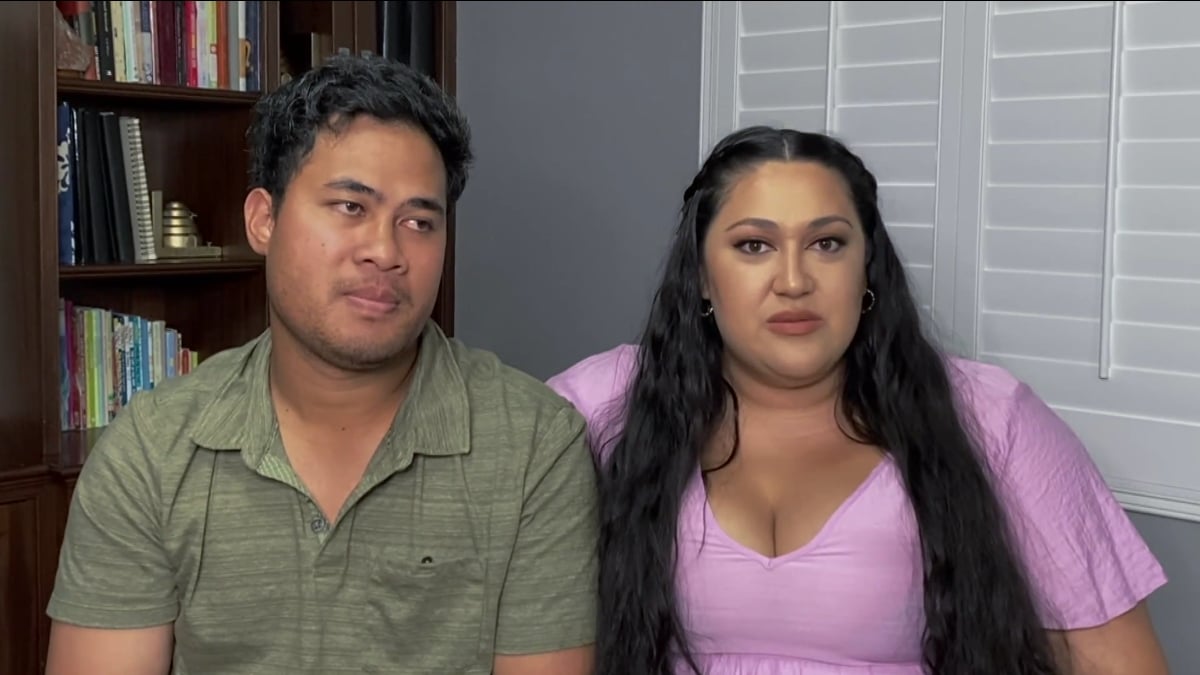 Asuelu Pulaa wearing an olive green shirt, sitting beside his wife, Kalani Faagata who is wearing a pink shirt on '90 Day Diaries' Season 3.