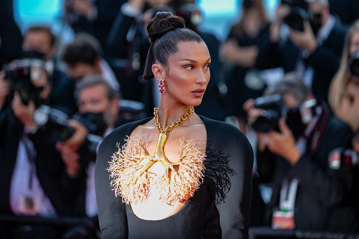 Replicate Bella Hadid’s Viral Jawline With This Highlighting Technique