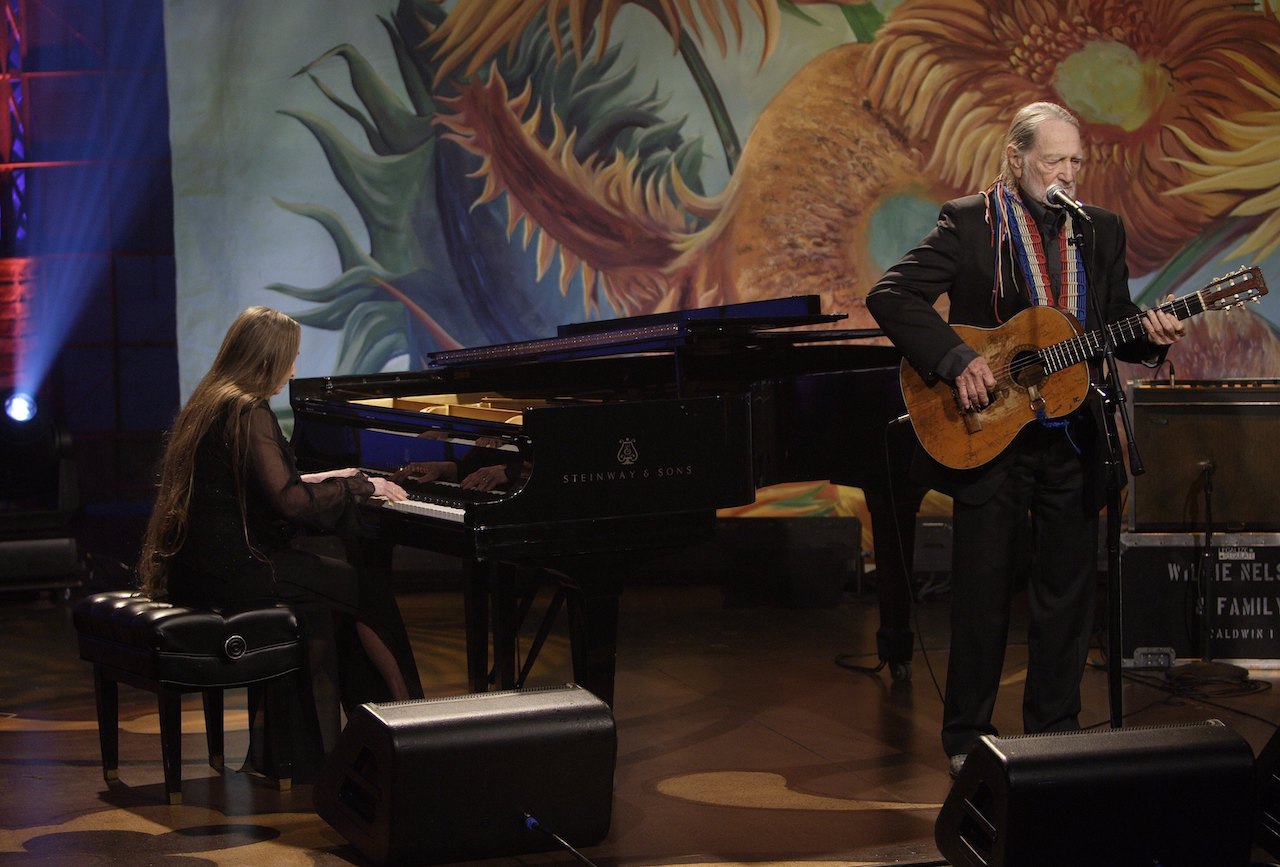 Bobbie Nelson and Willie Nelson perform on stage in 2007