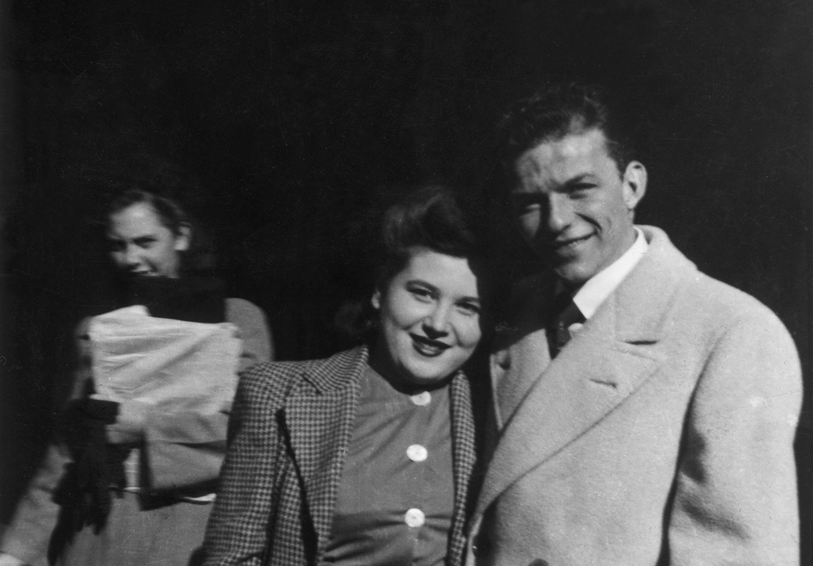 A black and white photo of Dolly Sinatra with Frank Sinatra in 1945.